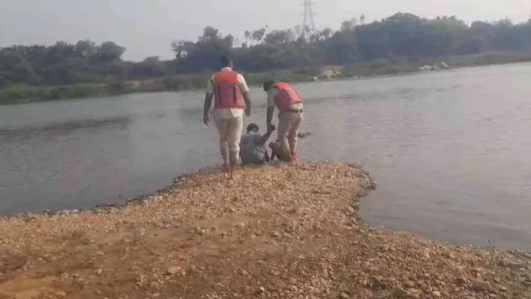 ಪ್ರೀತಿಗೆ ಅಡ್ಡಿಯಾದ ಧರ್ಮ: ತುಂಗಭದ್ರ ಸೇತುವೆಯಿಂದ ಹಾರಿದ ಹಿಂದೂ–ಮುಸ್ಲಿಂ ಜೋಡಿ, ನಡುಗಡ್ಡೆಯಲ್ಲಿ ರಕ್ಷಣೆ