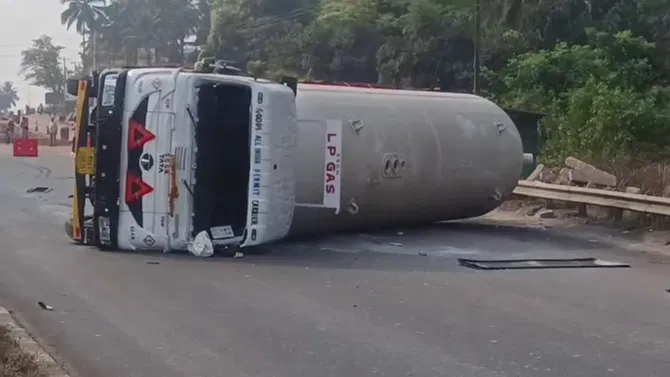 ಉಡುಪಿ: ಕಟಪಾಡಿಯಲ್ಲಿ ಎಲ್‌ಪಿಜಿ ಟ್ಯಾಂಕರ್ ಪಲ್ಟಿ; ಹೆದ್ದಾರಿಯಲ್ಲಿ ಸಂಚಾರ ಅಸ್ತವ್ಯಸ್ತ!