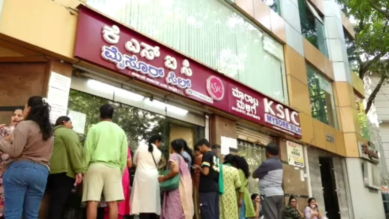 ಮಹಿಳಾ ದಿನಾಚರಣೆ ಎಫೆಕ್ಟ್: ಮೈಸೂರು ಸಿಲ್ಕ್ ಸೀರೆಗೆ ಭಾರೀ ಕ್ರೇಜ್ – ಬೆಳಗ್ಗೆ 4 ಗಂಟೆಗೇ KSIC ಮಳಿಗೆ ಮುಂದೆ ಮಹಿಳೆಯರ ಕ್ಯೂ!