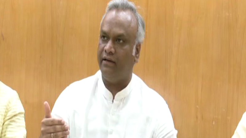 ಪ್ರಜ್ವಲ್ ರೇವಣ್ಣ ಬ್ಯಾರಕ್‌ನಲ್ಲಿ ಮೊಬೈಲ್ ಪತ್ತೆ; ‘ನಮ್ಮ ಅಧಿಕಾರಿಗಳ ಕೈವಾಡವೂ ಇದೆ’ ಎಂದ ಪ್ರಿಯಾಂಕ್ ಖರ್ಗೆ