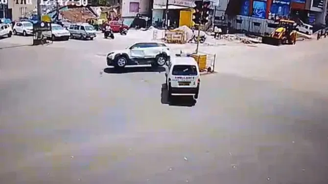 ಶಿವಮೊಗ್ಗದಲ್ಲಿ ಭೀಕರ ಅಪಘಾತ: ಕಾರು ಪಲ್ಟಿ, ತಪ್ಪಿದ ಅನಾಹುತ!