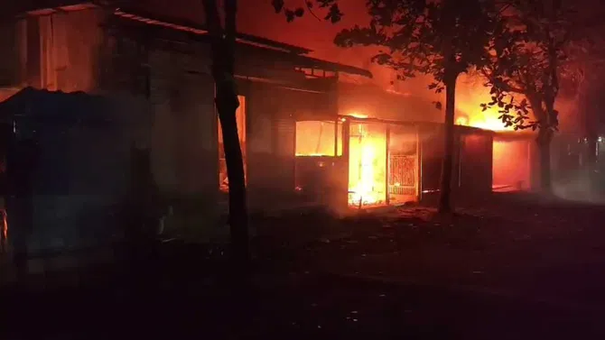 ಕಾಗವಾಡದಲ್ಲಿ ಭಾರೀ ಅಗ್ನಿ ಅವಘಡ: 12ಕ್ಕೂ ಹೆಚ್ಚು ಅಂಗಡಿಗಳು ಸುಟ್ಟು ಭಸ್ಮ!