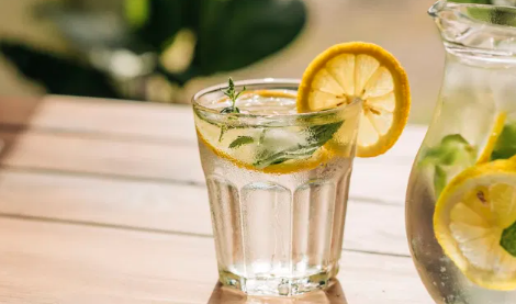 ನಿಂಬೆ ನೀರು ಕುಡಿಯುವುದರಿಂದ ದೇಹ ನಿಜವಾಗಿಯೂ ಡಿಟಾಕ್ಸ್ ಆಗುತ್ತದೆಯೇ? ಇಲ್ಲಿದೆ ಉತ್ತರ