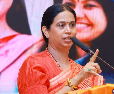 ನಿಷ್ಠೆಯಿಂದ ಕೆಲಸ ಮಾಡಿದರೆ ಅಧಿಕಾರ ಮನೆ ಬಾಗಿಲಿಗೆ ಬರುತ್ತದೆ: ಸಚಿವೆ ಲಕ್ಷ್ಮೀ ಹೆಬ್ಬಾಳ್ಕರ್