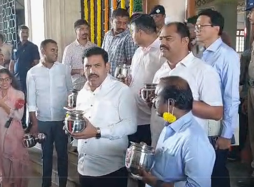 ಸಿದ್ದರಾಮಯ್ಯ ಬಜೆಟ್ ವಿರುದ್ಧ ಬಿಜೆಪಿ ಹೋರಾಟ: ಕೈಯಲ್ಲಿ ಖಾಲಿ ಚೊಂಬು ಹಿಡಿದು ಪ್ರತಿಭಟನೆ