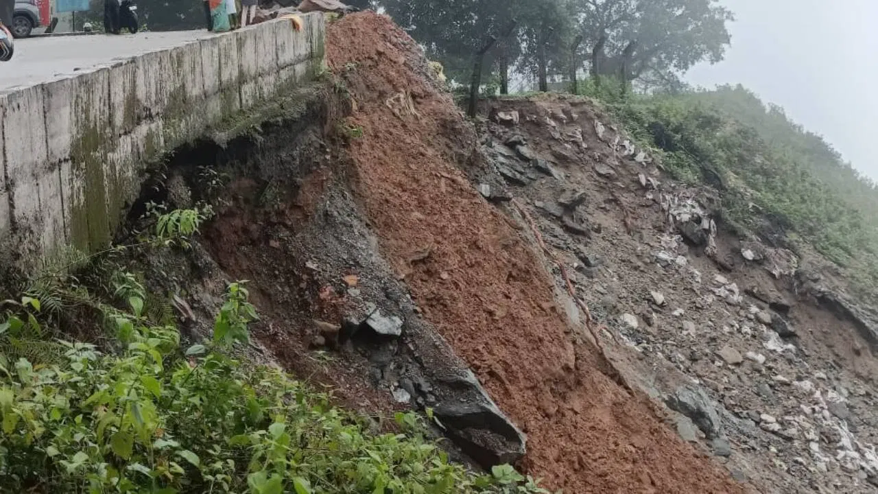 ರಸ್ತೆ ಅಗಲೀಕರಣ ವೇಳೆ ದುರಂತ: ಗುಡ್ಡ ಕುಸಿದು ಮೂವರು ಕಾರ್ಮಿಕರು ದುರ್ಮರಣ!