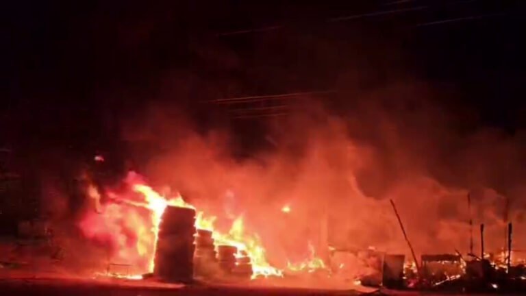 ತೆಕ್ಕಲಕೋಟೆಯಲ್ಲಿ ಸಿಲಿಂಡರ್ ಸ್ಫೋಟ, ಹೋಟೆಲ್ ಭಸ್ಮ: ಬಾಲಕನಿಗೆ ಗಂಭೀರ ಗಾಯ!