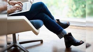 ಕಾಲಿನ ಮೇಲೆ ಕಾಲು ಹಾಕಿ ಕುಳಿತುಕೊಳ್ಳುವುದು ಅಪಾಯವೇ? ತಜ್ಞರು ಏನು ಹೇಳ್ತಾರೆ ಕೇಳಿ!