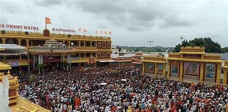 ಬೇಸಿಗೆಯಲ್ಲೂ ಕಡಿಮೆಯಾಗದ ಭಕ್ತಿ: ಮಂತ್ರಾಲಯ ರಾಯರ ಮಠಕ್ಕೆ ₹3.25 ಕೋಟಿ ಕಾಣಿಕೆ ಸಂಗ್ರಹ