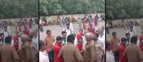 ವಿದ್ಯಾರ್ಥಿ–ಸಾರಿಗೆ ಸಿಬ್ಬಂದಿ ನಡುವೆ ಗಲಾಟೆ: ಬಸ್ ತಡೆದು ಪ್ರತಿಭಟನೆ