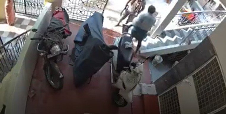 ನಗರದಲ್ಲಿ ಅಮಾನುಷ ಕೃತ್ಯ: ಬೀದಿ ನಾಯಿಗೆ ಮಚ್ಚಿನಿಂದ ದಾಳಿ, ವಿಡಿಯೋ ವೈರಲ್ ಬಳಿಕ ಪೊಲೀಸರ ಕ್ರಮ