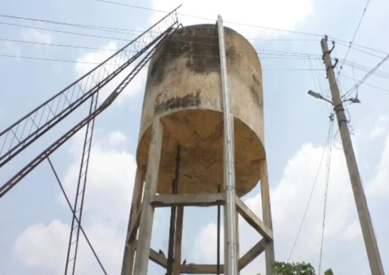 50 ವರ್ಷದ ಓವರ್ ಟ್ಯಾಂಕ್ ಕುಸಿಯುವ ಭೀತಿ: ಗ್ರಾಮಸ್ಥರಲ್ಲಿ ಹೆಚ್ಚಿದ ಆತಂಕ