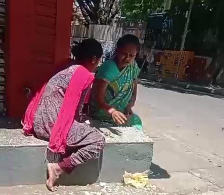 ಹೂ ಮಾರಾಟಕ್ಕೆ ಮಹಿಳೆಯರ ಜಗಳ: ರಸ್ತೆಗೆ ಮಲ್ಲಿಗೆ ಹೂ ಬಿಸಾಕಿ ರಂಪಾಟ! VIDEO ನೋಡಿ!