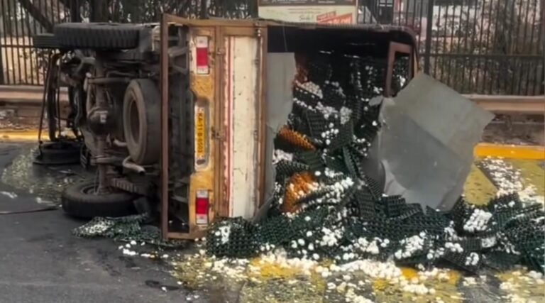 ಕ್ಯಾಂಟರ್ ಗುದ್ದಿ ಮಿನಿ ಟೆಂಪೋ ಪಲ್ಟಿ: ರಸ್ತೆ ಮೇಲೆಲ್ಲಾ ಚಲ್ಲಾಪಿಲ್ಲಿಯಾದ ಮೊಟ್ಟೆಗಳು!