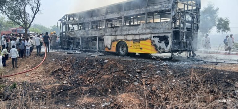 ಮತ್ತೊಂದು ಭೀಕರ ರಸ್ತೆ ಅಪಘಾತ: ಕಾರಿಗೆ ಖಾಸಗಿ ಬಸ್ ಡಿಕ್ಕಿಯಾಗಿ 6 ಮಂದಿ ಸಜೀವ ದಹನ!