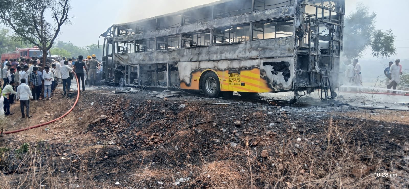 ಮತ್ತೊಂದು ಭೀಕರ ರಸ್ತೆ ಅಪಘಾತ: ಕಾರಿಗೆ ಖಾಸಗಿ ಬಸ್ ಡಿಕ್ಕಿಯಾಗಿ 6 ಮಂದಿ ಸಜೀವ ದಹನ!