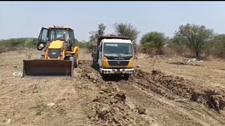 ಹೊಸಕೋಟೆಯಲ್ಲಿ ಕೆರೆ ಮಣ್ಣು ದಂಧೆ: ರಾಜಾರೋಷವಾಗಿ ಸಾಗಾಟ, ಕಂಡು ಕಾಣದಂತಿರುವ ಅಧಿಕಾರಿಗಳು?