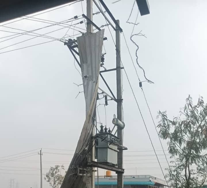 ಬಿರುಗಾಳಿ ಮಳೆಗೆ ಹಾರಿಬಂದ ತಗಡು ಟ್ರಾನ್ಸ್‌ಫಾರ್ಮರ್‌ಗೆ ಅಪ್ಪಳಿಸಿ ಆತಂಕ: ತಪ್ಪಿದ ಭಾರೀ ಅನಾಹುತ
