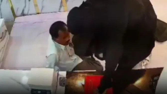 ಗ್ರಾಹಕರ ಸೋಗಿನಲ್ಲಿ ಬಂದು ಲಕ್ಷಾಂತರ ಮೌಲ್ಯದ ಚಿನ್ನದ ಸರ ಲೂಟಿ: ಬುರ್ಖಾ ಧರಿಸಿ ಬಂದವಳಿಂದ ಕೃತ್ಯ