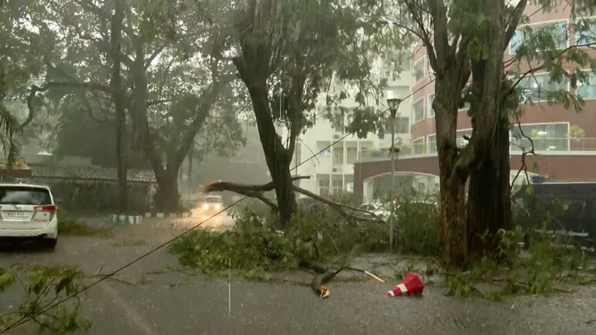 ಬೆಂಗಳೂರಿನಲ್ಲಿ ಗುಡುಗು ಸಹಿತ ಭಾರಿ ಮಳೆ: ಹಲವೆಡೆ ರಸ್ತೆ ಜಲಾವೃತ!