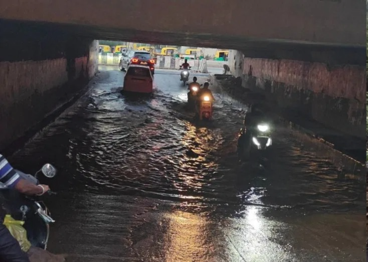 ಗಾಳಿ-ಮಳೆ ಅಬ್ಬರಕ್ಕೆ ಬೆಂಗಳೂರು ತತ್ತರ: ಈ ರಸ್ತೆಗಳಲ್ಲಿ ಸಂಚರಿಸೋ ಮುನ್ನ ಈ ಸ್ಟೋರಿ ನೋಡಿ!