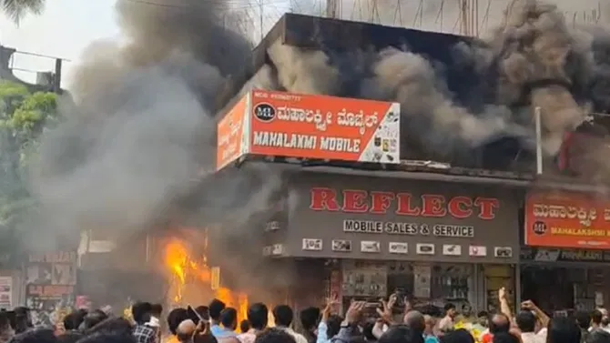 ಉಡುಪಿ ಸಿಟಿ ಬಸ್ ನಿಲ್ದಾಣದ ಬಳಿ ಭೀಕರ ಅಗ್ನಿ ಅವಘಡ: ಲಕ್ಷಾಂತರ ಮೌಲ್ಯದ ವಸ್ತುಗಳು ಭಸ್ಮ!