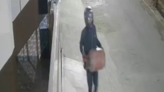 ಬೆಂಗಳೂರು: ಹೆಲ್ಮೆಟ್ ಧರಿಸಿ ರಾತ್ರೋ ರಾತ್ರಿ ಸಿಲಿಂಡರ್ ಕದ್ದೊಯ್ದ ಖದೀಮ!