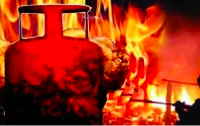 ಹೊಸ ಸಿಲಿಂಡರ್ ಜೋಡಿಸುವಾಗ ದುರಂತ: ಭೀಕರ ಸ್ಫೋಟಕ್ಕೆ ಮನೆ ಛಿದ್ರ ಛಿದ್ರ