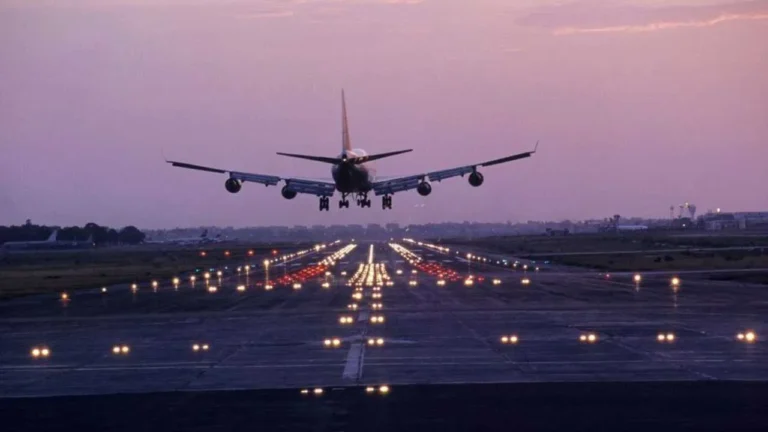 ರನ್‌ವೇ ಮೇಲೆ ನಿಂತ ಯುದ್ಧ ವಿಮಾನ: ಪುಣೆಯಲ್ಲಿ ವಿಮಾನ ಸಂಚಾರ ಸ್ಥಗಿತ