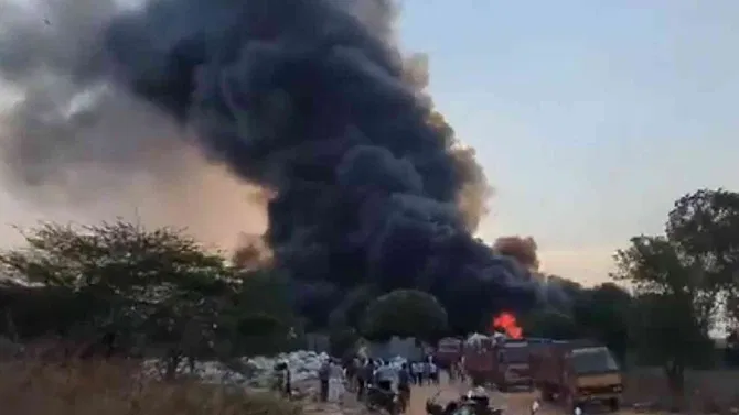 ಬೆಂಗಳೂರಿನ ರಾಂಪುರದಲ್ಲಿ ಭೀಕರ ಅಗ್ನಿ ದುರಂತ: 10 ಕಿಮೀ ವ್ಯಾಪ್ತಿಗೆ ದಟ್ಟ ಹೊಗೆ!