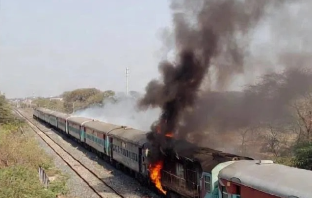 ಚಾರ್ಮಿನಾರ್ ಎಕ್ಸ್‌ಪ್ರೆಸ್‌ನಲ್ಲಿ ಅಗ್ನಿ ಅವಘಡ: ತಪ್ಪಿದ ದುರಂತ, ಪ್ರಯಾಣಿಕರು ಸೇಫ್!