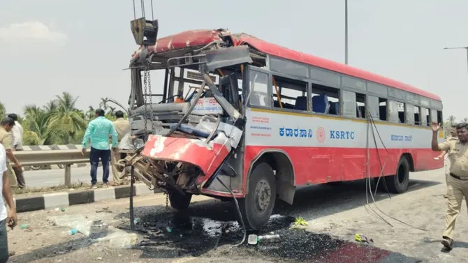 ಚಲಿಸುತ್ತಿದ್ದ ಕ್ಯಾಂಟರ್ ಟೈರ್ ಸ್ಫೋಟ! KSRTC ಬಸ್ ಡಿಕ್ಕಿಯಾಗಿ  ಹಲವು ಪ್ರಯಾಣಿಕರಿಗೆ ಗಾಯ