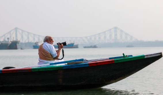 ಚುನಾವಣಾ ಗದ್ದಲದ ನಡುವೆ ಹೂಗ್ಲಿ ನದಿಯಲ್ಲಿ ಪ್ರಧಾನಿ ಮೋದಿ ದೋಣಿ ವಿಹಾರ