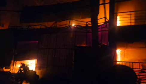 ಭೀಕರ ಅಗ್ನಿ ಅವಘಡ: ಪ್ಲಾಸ್ಟಿಕ್ ಗೋಡೌನ್ ಭಸ್ಮ, ಪಿಜಿಯಲ್ಲಿದ್ದ ಯುವತಿಯರು ಕೂದಲೆಳೆ ಅಂತರದಲ್ಲಿ ಪಾರು!