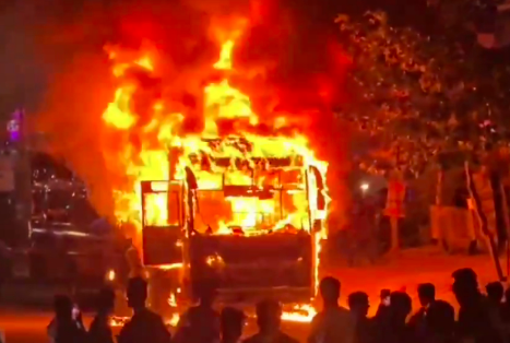 ಚಲಿಸುತ್ತಿದ್ದ ಖಾಸಗಿ ಬಸ್ʼನಲ್ಲಿ ಏಕಾಏಕಿ ಬೆಂಕಿ: ಸಿಬ್ಬಂದಿಯ ಸಮಯ ಪ್ರಜ್ಞೆಯಿಂದ 18ಕ್ಕೂ ಹೆಚ್ಚು ಪ್ರಯಾಣಿಕರು ಪಾರು!