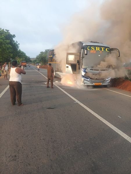 ಗದಗಕ್ಕೆ ಬರುತ್ತಿದ್ದ ಪಲ್ಲಕ್ಕಿ ಬಸ್‌ಗೆ ಬೆಂಕಿ: 17 ಜನರ ಪ್ರಾಣ ಜಸ್ಟ್ ಮಿಸ್! ಚಾಲಕನ ಸಾಹಸಕ್ಕೆ ಮೆಚ್ಚುಗೆ