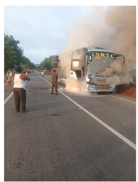 ಗದಗಕ್ಕೆ ಬರುತ್ತಿದ್ದ ಪಲ್ಲಕ್ಕಿ ಬಸ್‌ಗೆ ಬೆಂಕಿ: 17 ಜನರ ಪ್ರಾಣ ಜಸ್ಟ್ ಮಿಸ್! ಚಾಲಕನ ಸಾಹಸಕ್ಕೆ ಮೆಚ್ಚುಗೆ