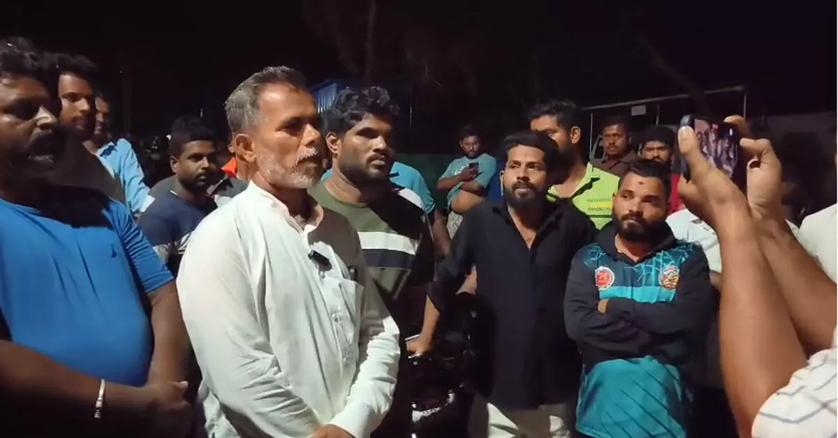 ತೀವ್ರಗೊಂಡ ಮುರಿನಕಟ್ಟೆ ವಿವಾದ: ಠಾಣೆ ಎದುರು ಘೋಷಣೆ ಕೂಗಿದ 18 ಮಂದಿ ವಿರುದ್ಧ ಸ್ವಯಂಪ್ರೇರಿತ FIR!