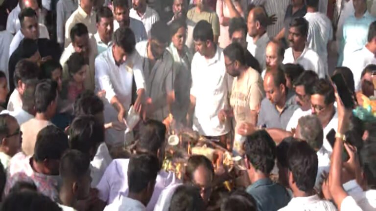 ಸಕಲ ಸರ್ಕಾರಿ ಗೌರವಗಳೊಂದಿಗೆ ಸಚಿವ ಡಿ.ಸುಧಾಕರ್ ಅಂತ್ಯಕ್ರಿಯೆ