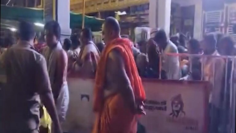 ರಾಯಚೂರಿನಲ್ಲಿ ಮಳೆ ಅಬ್ಬರ: ಸಿಡಿಲಿಗೆ ತೆಂಗಿನ ಮರ ಭಸ್ಮ, ರಾಯರ ಭಕ್ತರಿಗೆ ಮಠದಲ್ಲಿ ಆಶ್ರಯ ಕಲ್ಪಿಸಿದ ಶ್ರೀಗಳು!