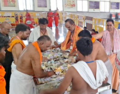 ರಾಯರ ಮಠದಲ್ಲಿ ದಾಖಲೆ ಬರೆದ ಹುಂಡಿ ಎಣಿಕೆ! 20 ದಿನದಲ್ಲಿ 2.78 ಕೋಟಿ ಕಾಣಿಕೆ ಸಂಗ್ರಹ