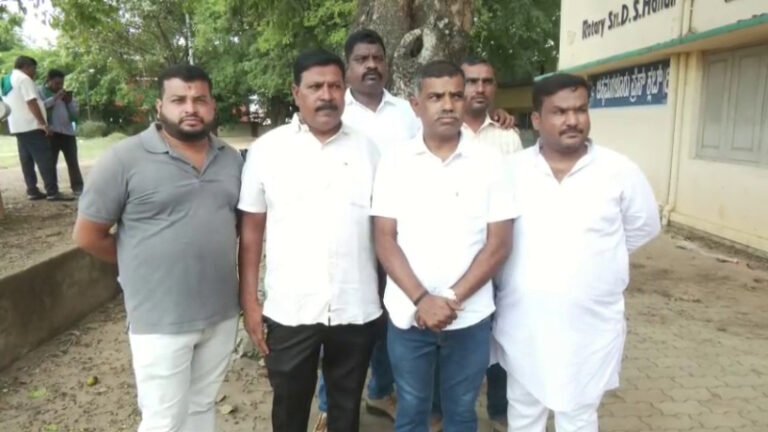 “ಸಿದ್ದರಾಮಯ್ಯರನ್ನು ಕೆಳಗಿಳಿಸಿದ್ರೆ ಇತಿಹಾಸ ಮರುಕಳಿಸುತ್ತದೆ!”: ಕಾಂಗ್ರೆಸ್‌ಗೆ ಅಹಿಂದ ನಾಯಕನ ಖಡಕ್ ವಾರ್ನಿಂಗ್