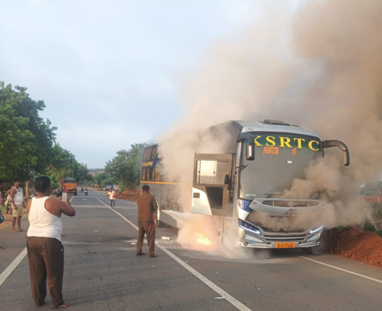 ಗದಗಕ್ಕೆ ಬರುತ್ತಿದ್ದ ಪಲ್ಲಕ್ಕಿ ಬಸ್‌ಗೆ ಬೆಂಕಿ: 17 ಜನರ ಪ್ರಾಣ ಜಸ್ಟ್ ಮಿಸ್! ಚಾಲಕನ ಸಾಹಸಕ್ಕೆ ಮೆಚ್ಚುಗೆ