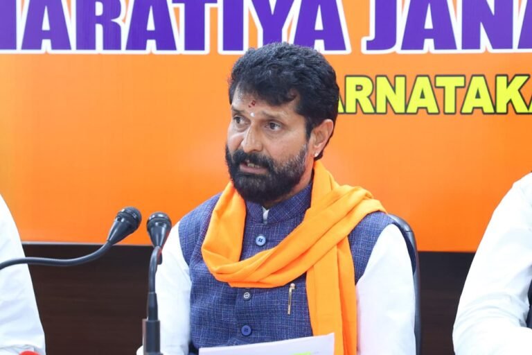ಶಾಲೆಗಳಲ್ಲಿ ವಸ್ತ್ರಸಂಹಿತೆ ಇರಬೇಕೋ ಬೇಡವೋ ಸ್ಪಷ್ಟಪಡಿಸಲಿ: ಸರ್ಕಾರದ ವಿರುದ್ಧ ಸಿ.ಟಿ.ರವಿ ವಾಗ್ದಾಳಿ