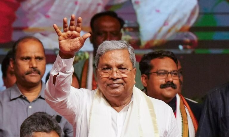 ‘ಕಾವೇರಿ’ಯಲ್ಲಿ ಭಾವುಕ ವಿದಾಯ… ಕೊನೆಗೂ ಸಿಎಂ ಸ್ಥಾನಕ್ಕೆ ರಾಜೀನಾಮೆ ಸಲ್ಲಿಸಿದ ಸಿದ್ದರಾಮಯ್ಯ