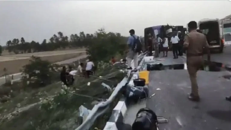 ಆಗ್ರಾ-ಲಕ್ನೋ ಎಕ್ಸ್​ಪ್ರೆಸ್​ವೇಯಲ್ಲಿ ಬಸ್ ಪಲ್ಟಿ: ಆರು ಮಂದಿ ಸಾವು, ಹಲವರಿಗೆ ಗಾಯ