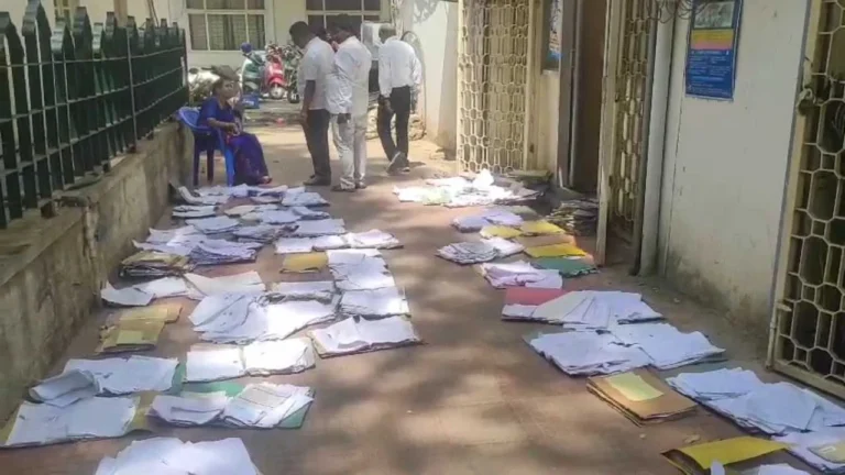ಮಳೆ ನೀರಿಗೆ ಸರ್ಕಾರಿ ಫೈಲ್‌ಗಳು ನಾಶ: ಬಿಸಿಲಿನಲ್ಲಿ ಫೈಲ್‌ಗಳನ್ನು ಒಣಗಿಸುತ್ತಿರುವ ಸಿಬ್ಬಂದಿ!
