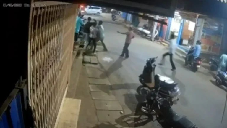ಶಿರಸಿಯಲ್ಲಿ ನಡುರಸ್ತೆಯಲ್ಲೇ ಗ್ಯಾಂಗ್‌ವಾರ್: 6 ಮಂದಿ ವಿರುದ್ಧ ದೂರು ದಾಖಲು