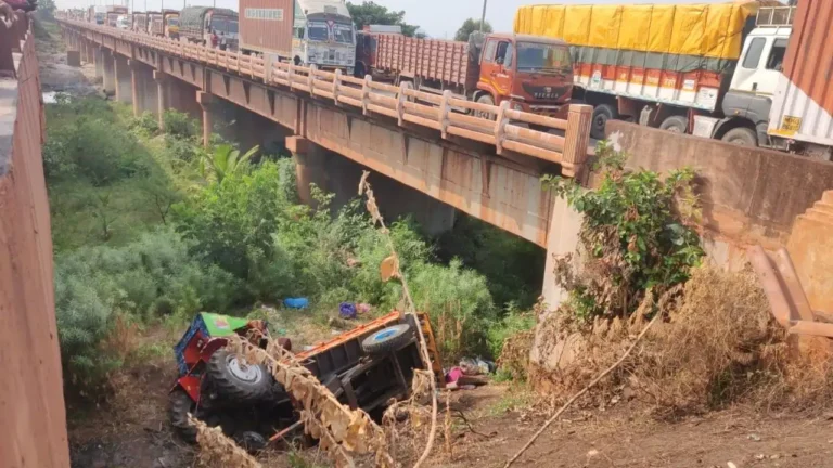 ಜಾತ್ರೆ ಮುಗಿಸಿ ವಾಪಸ್ ಬರುತ್ತಿದ್ದವರ ಮೇಲೆ ದುರಂತ: ಟ್ಯಾಂಕರ್ ಡಿಕ್ಕಿಗೆ ಸೇತುವೆಯಿಂದ ಟ್ರ್ಯಾಕ್ಟರ್ ಪತನ – 6 ಮಂದಿ ಸಾವು