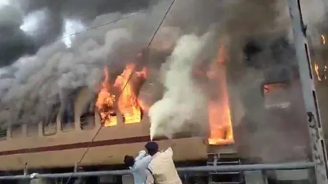 ರೈಲು ನಿಲ್ದಾಣದಲ್ಲಿ ಬೆಂಕಿ ಅವಘಡ: ತಪ್ಪಿದ ಭಾರಿ ಅನಾಹುತ!